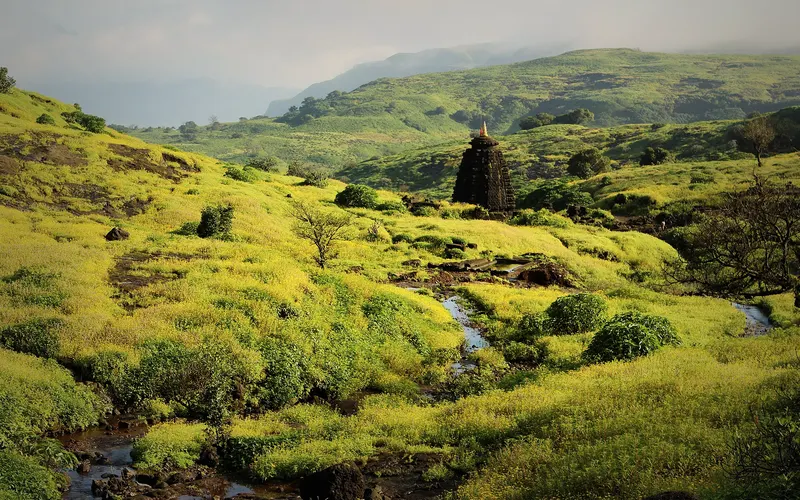 Harishchandragad Trek: Harishchandragad Harishchandreshwar Temple view from caves