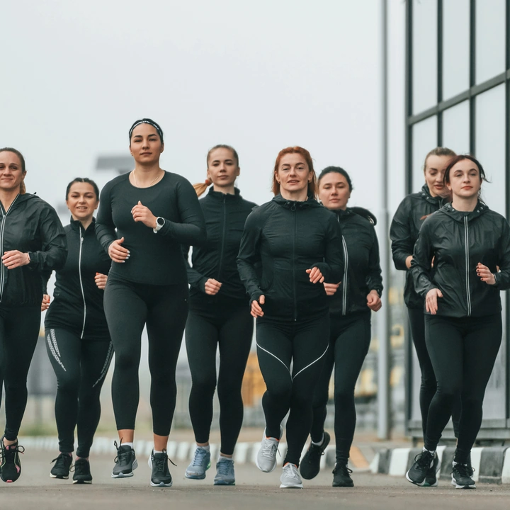 A run club jogging together